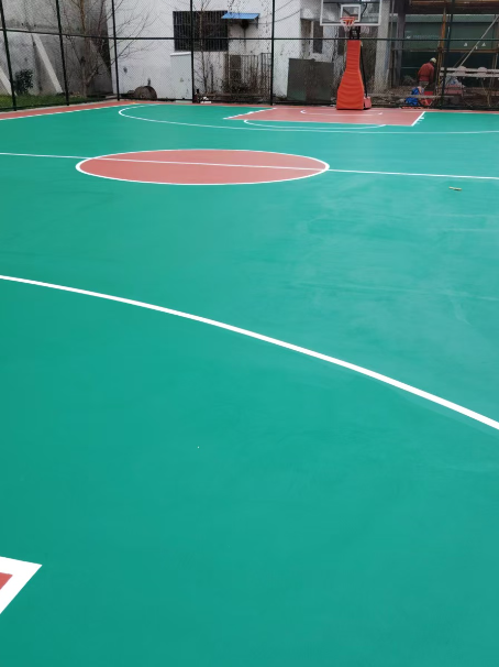 离石 球场长期使用易出现地面开裂